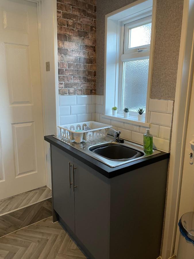 Howe - Newly Refurbished 2 Bedroom Flat Free Parking ゲーツヘッド エクステリア 写真